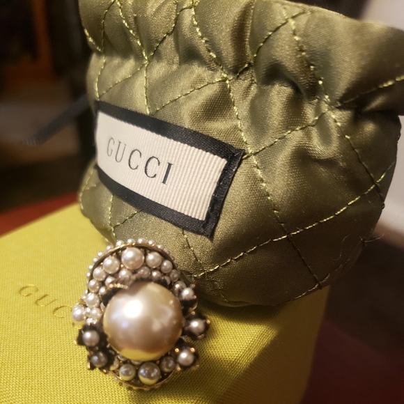 Authentic Gucci Faux Pearl Flower Cocktail Ring - Picture 5 of 8